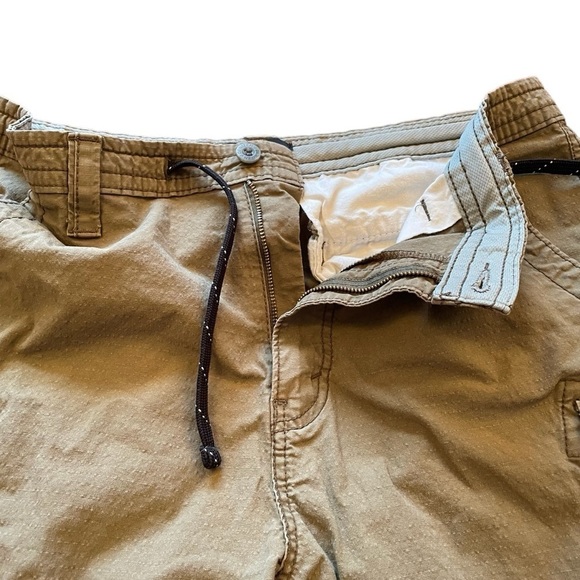 Levis Denizen Men's Cargo Shorts
Tan Brown Size 36 Waist Button
Drawstring - Picture 2 of 9